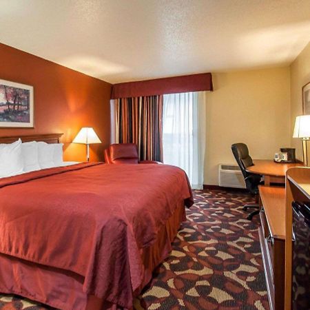 Quality Inn & Suites Kansas City I-435N Near Sports Complex Bagian luar foto