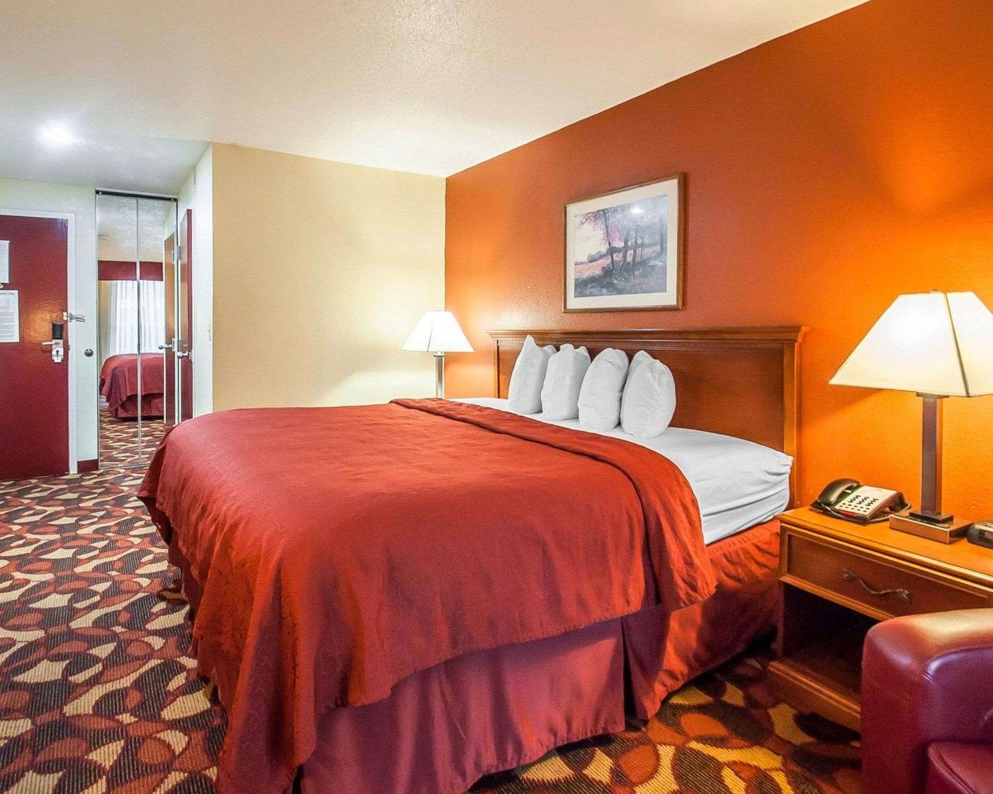 Quality Inn & Suites Kansas City I-435N Near Sports Complex Bagian luar foto